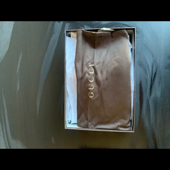 Luxury GUCCI : Scarlett red color pumps, square shape in the front area - Picture 4 of 12